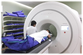 放射線治療装置の専用ベッドに寝ている写真